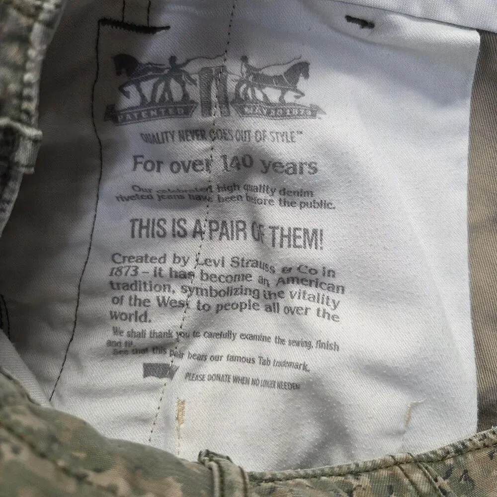 Levi's Shorts Mens 30 Green Camo Cargo Canvas Cotton Outdoor Zip Pockets Fly